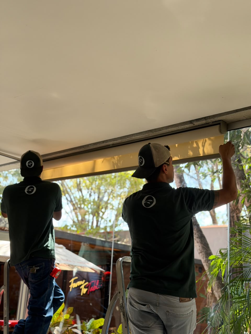 Equipe especializada da Olivia Decor realizando instalação técnica