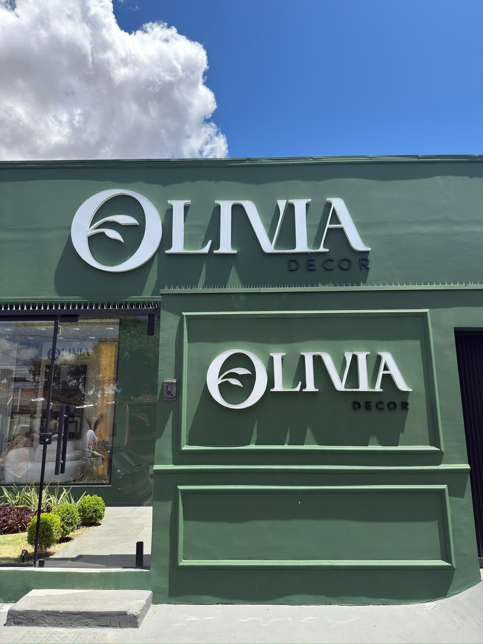 Fachada verde do showroom Olivia Decor em Montes Claros