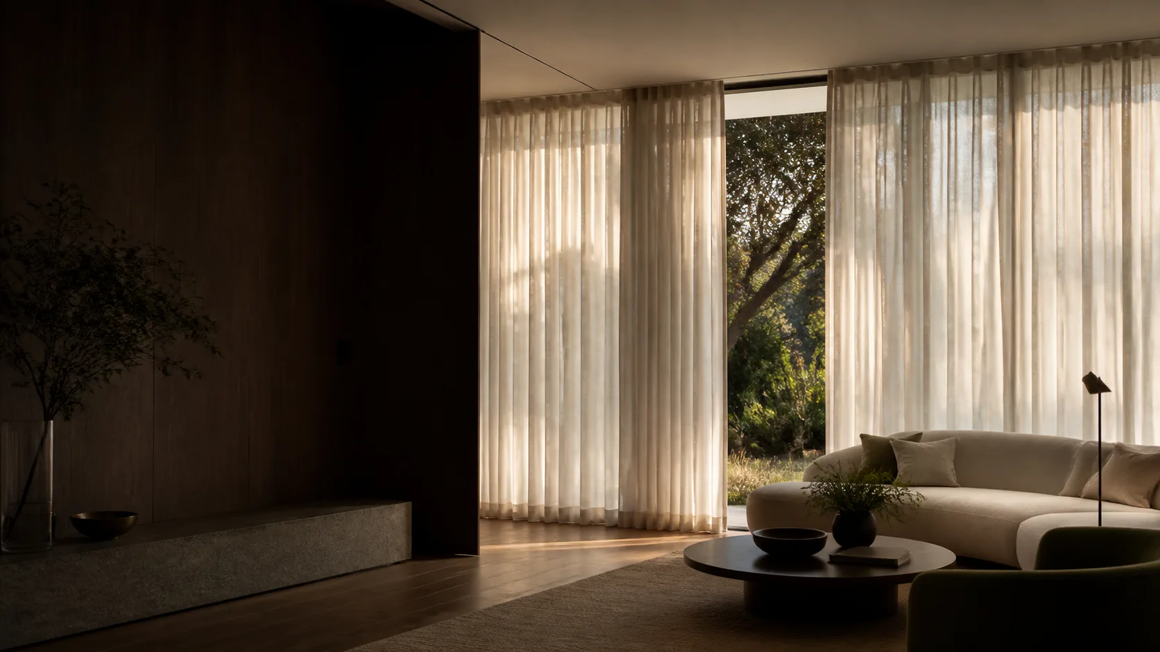 Sala contemporânea com cortinas de linho sob medida iluminadas pelo fim da tarde
